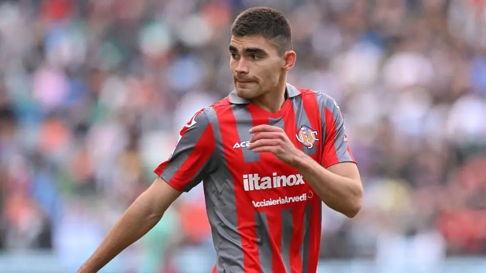 Johan Vásquez y Cremonese igualan en partido clave con el Hellas Verona