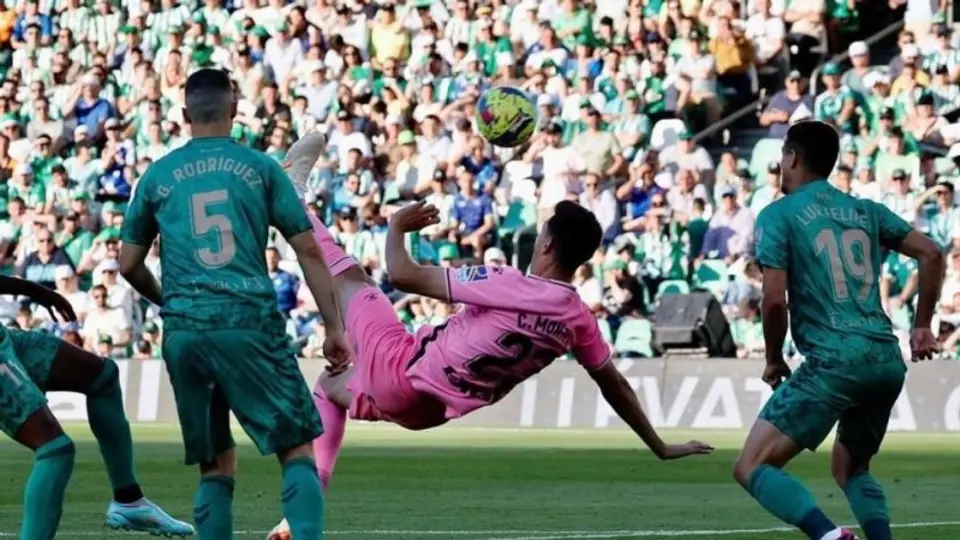 Prensa española se deshace en elogios a César Montes por su golazo de chilena