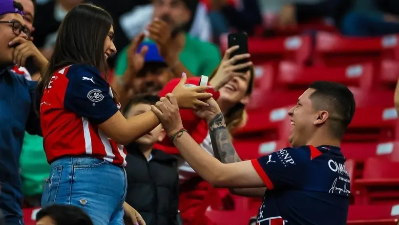 Chivas: Hombre le pide matrimonio a su esposa en el estadio