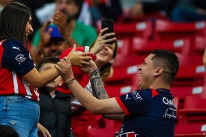 Chivas: Hombre le pide matrimonio a su esposa en el estadio