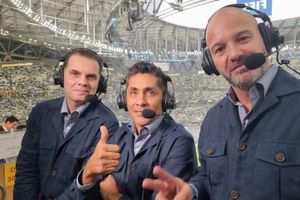 Christian Martinoli, Luis García y Jorge Campos se burlan de Henry Martín en pleno juego de México