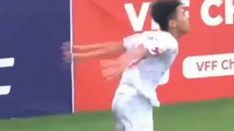 Jugador de Vietnam imita festejo de Cristiano Ronaldo y sale lesionado
