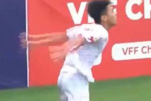 Jugador de Vietnam imita festejo de Cristiano Ronaldo y sale lesionado