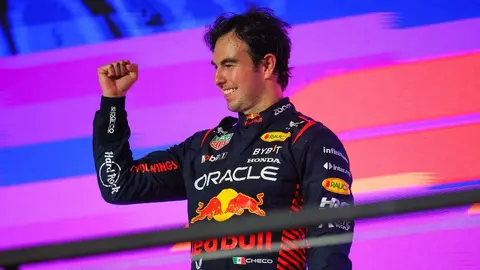 Checo Pérez 'no va a caer sin pelear', dice el expiloto Damon Hill