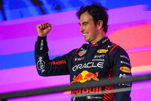 Checo Pérez 'no va a caer sin pelear', dice el expiloto Damon Hill