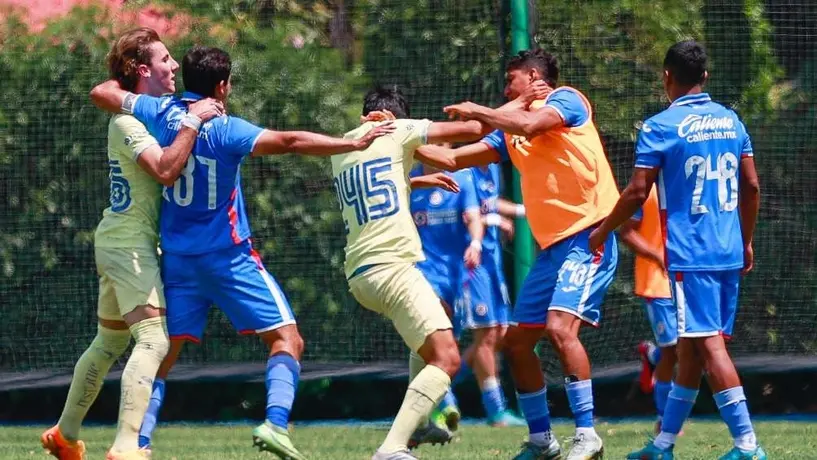 ¡Golpes y patadas! Así fue la bronca entre Cruz Azul y América en la Sub 18