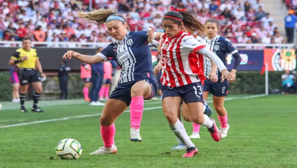 Karol Bernal y Joseline Montoya disputan el balón | MEXSPORT