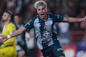 Kevin Álvarez sorprende y deja al borde del 'infarto' a joven aficionada del Pachuca