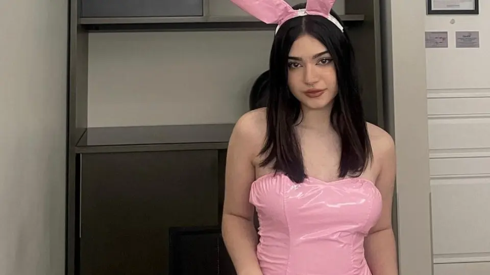 Karely Ruiz presenta a su hermana menor, Ale Ruiz, que enloquece las redes