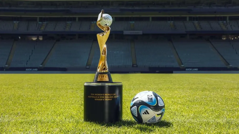 El balón oficial y el trofeo de campeón del Mundial Femenil 2023
