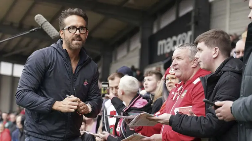 Wrexham: Ryan Reynolds regaló prendas de Deadpool a sus jugadores