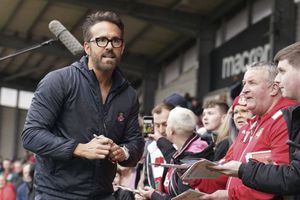Wrexham: Ryan Reynolds regaló prendas de Deadpool a sus jugadores