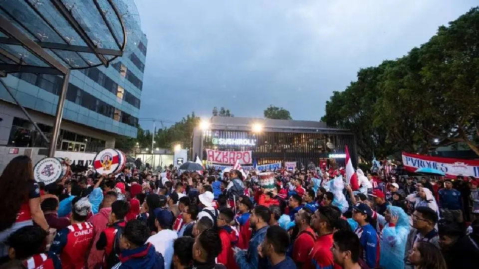Chivas: No hubo serenata pero la afición rojiblanca se hizo presente en el hotel del Rebaño