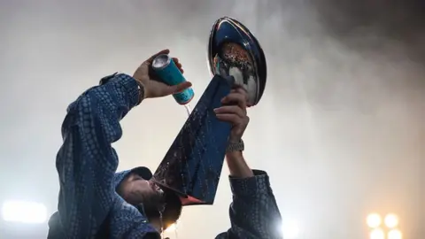 Travis Kelce fue superado por la adrenalina y lanzó réplica del Vince Lombardi