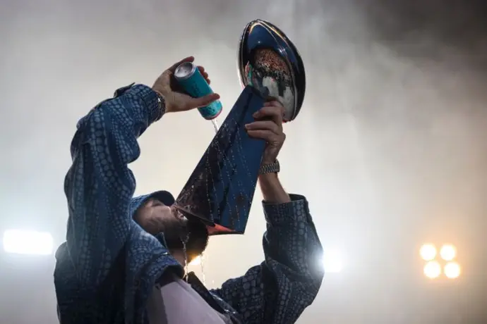 Travis Kelce fue superado por la adrenalina y lanzó réplica del Vince Lombardi