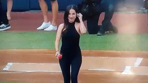 MLB México: Paty Cantú entonó el Himno Nacional y enamoró al Harp Helú con su voz