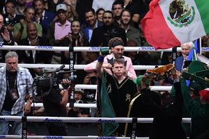 Madre pide apoyo a Canelo Álvarez para pagar tratamiento de su hija de 12 años que padece lyme