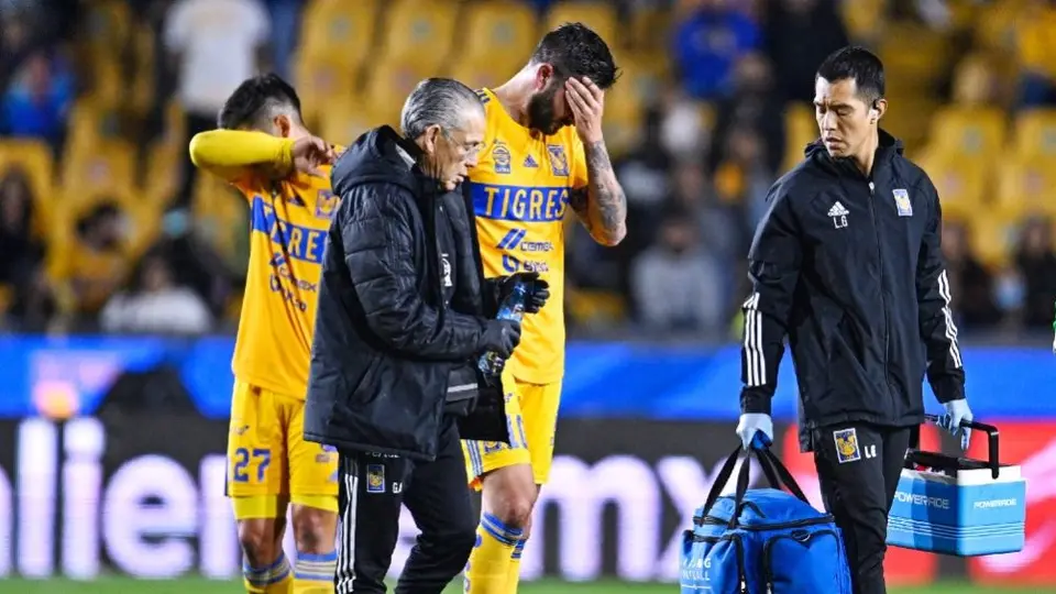 Tigres: Gignac tuvo que ser trasladado al hospital tras recibir un fuerte balonazo