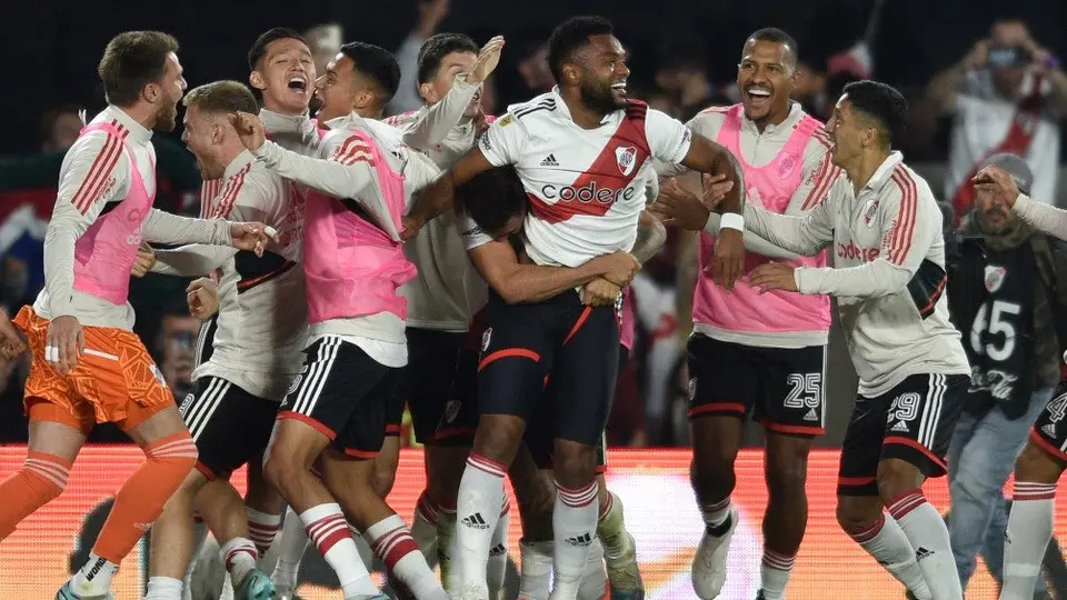 River Plate gana el superclásico argentino ante Boca Juniors en lluvia de expulsiones