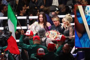 Palo de escoba se roba el show en la pelea del Canelo Álvarez
