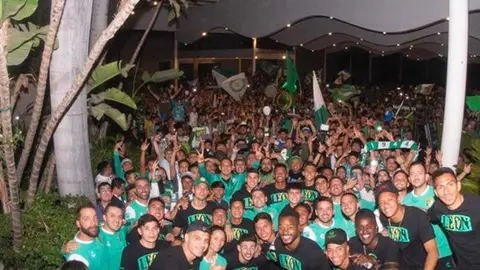Afición del León lleva serenata al hotel de su equipo previo a la Semifinal ante Tigres