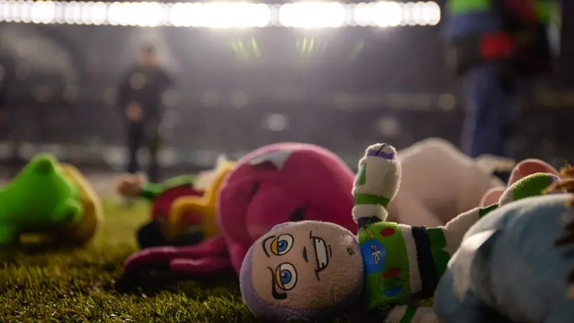Real Betis: Celebró su tradicional lluvia de peluches en el Estadio Villamarín