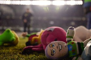 Real Betis: Celebró su tradicional lluvia de peluches en el Estadio Villamarín