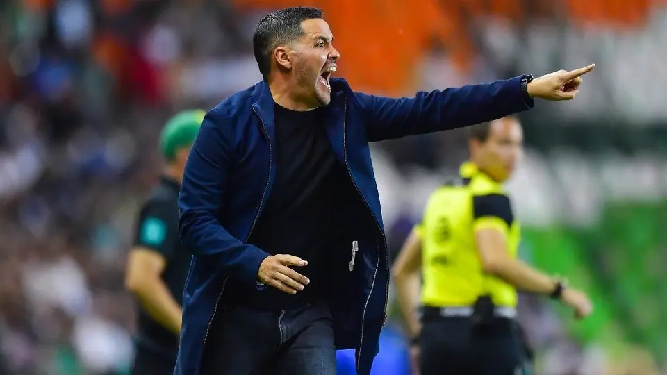 Nicolás Larcamón calificó como "estúpida" la idea de criticar la nacionalidad del entrenador del Tri