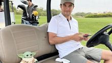 Checo Pérez es ayudado por Baby Yoda mientras jugaba golf