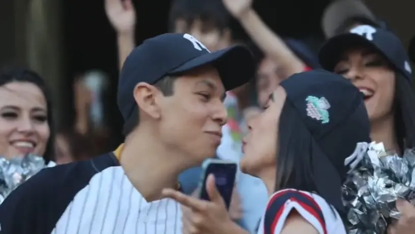 ¡Sí se pudo! El 'soldado caído' en la Kiss Cam se saca la espina y esta vez sí hubo beso