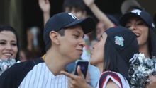 ¡Sí se pudo! El 'soldado caído' en la Kiss Cam se saca la espina y esta vez sí hubo beso