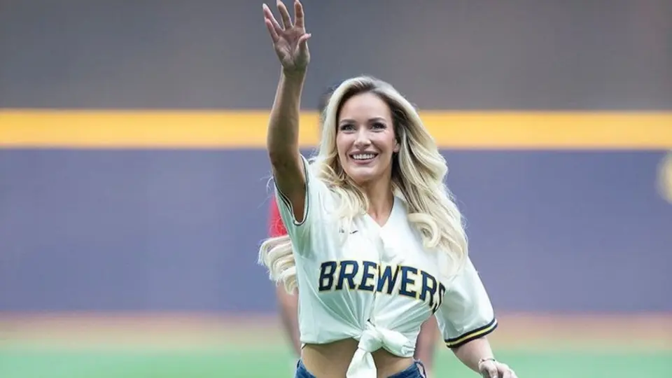 Paige Spiranac, influencer de golf estadounidense, lanza primera bola en juego de Brewers