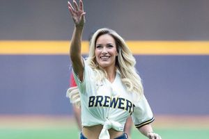 Paige Spiranac, influencer de golf estadounidense, lanza primera bola en juego de Brewers