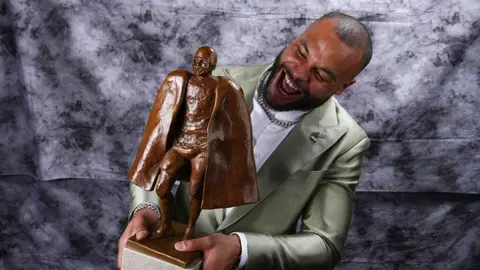 NFL Honoros: Dak Prescott se llevó el premio Walter Payton al Hombre del Año