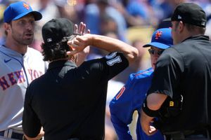 Max Scherzer fue expulsado del juego ante Dodgers por sustancias ilícitas en su mano y guante