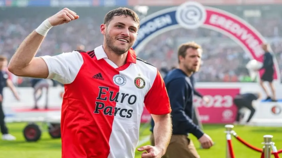 Feyenoord quiere contar con Santi Giménez en Champions League