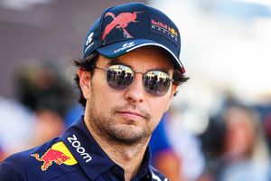 Checo Pérez: Tuvo lindo detalle con meseras que le pidieron su autógrafo