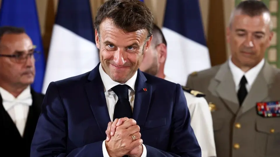 ¡En 17 segundos! Emmanuel Macron, presidente de Francia, se toma una 'chela'