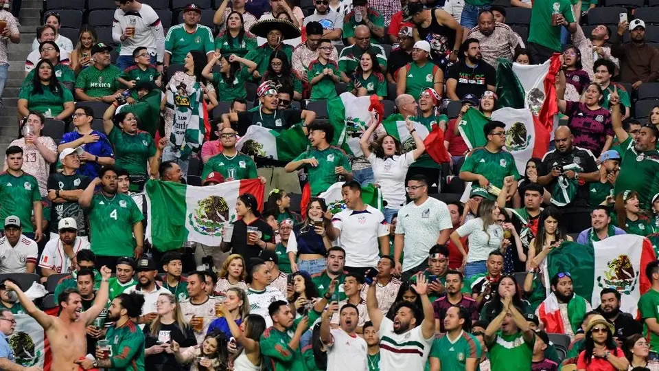 Afición mexicana inició con trifulca en las gradas del Allegiant Stadium durante el EU vs México