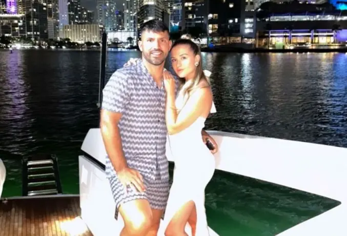 Kun Agüero inició el festejo de sus 35 años acompañado de Sofía Calzetti en una cena romántica