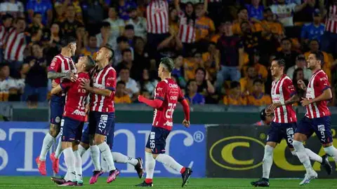 Chivas venció a Tigres en el Volcán y suma su quinta victoria en el torneo