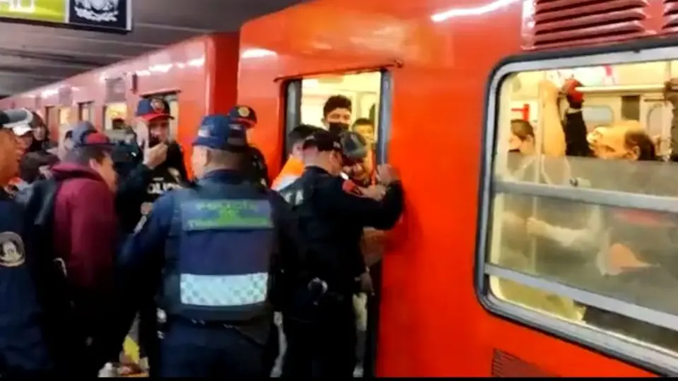 Metro CDMX: Hombre sufrió amputación por las puertas del convoy en estación Hidalgo