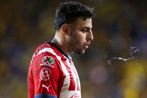 Alexis Vega sufre accidente de tránsito; se le sale la llanta del carro