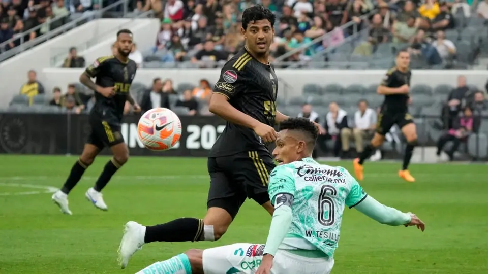 Carlos Vela abraza a Rodolfo Cota luego de perder la Final de la Concachampions
