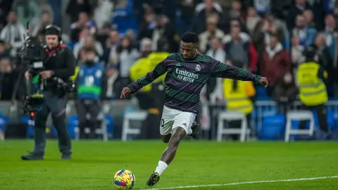 Vinícius Jr. lució botas negras tras terminar relación de 10 años con Nike