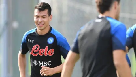 Hirving Lozano: Se hace tatuaje alusivo al PSV y Napoli