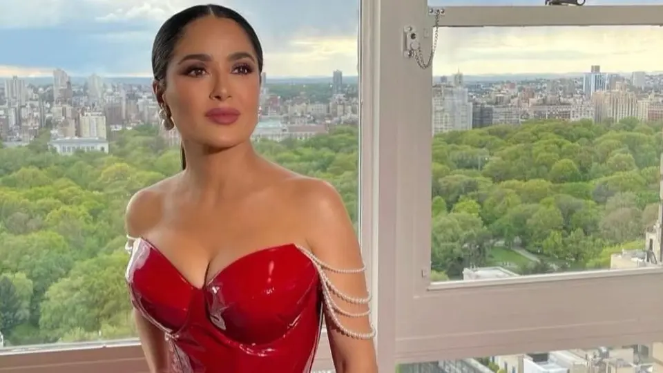 Salma Hayek festeja con sensual baile sus 24M de seguidores en Instagram