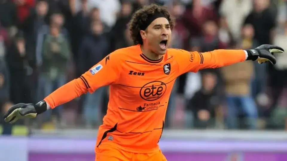Memo Ochoa hace llorar a niños por frustrar título del Napoli