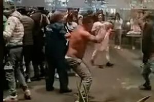 CDMX: Pelea campal con palos en Plaza Encuentro Oceanía deja heridos