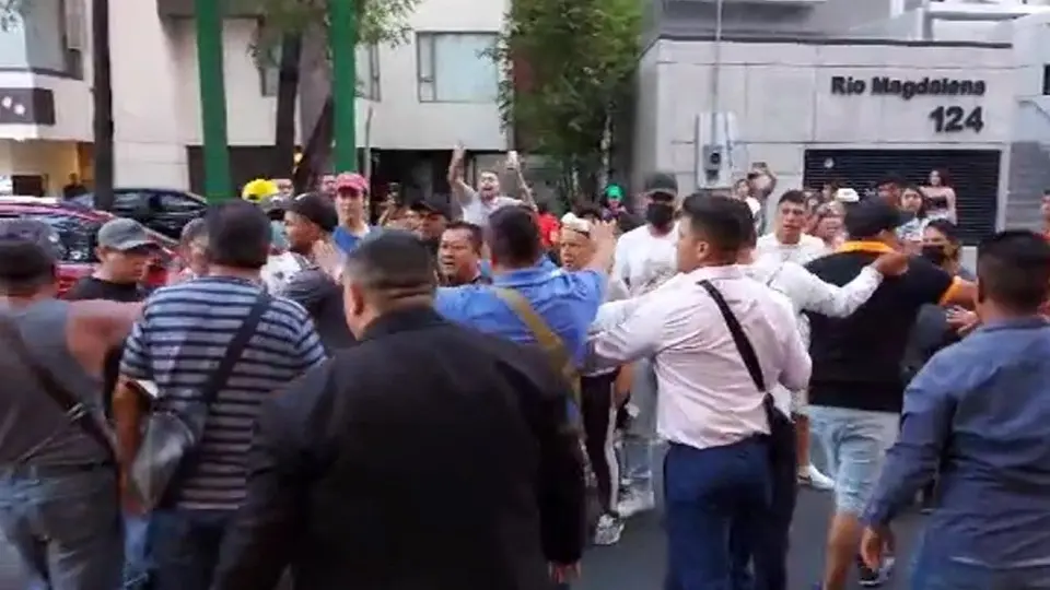 Protesta 'pacífica' de aficionados de Cruz Azul contra la directiva acaba en insultos y empujones